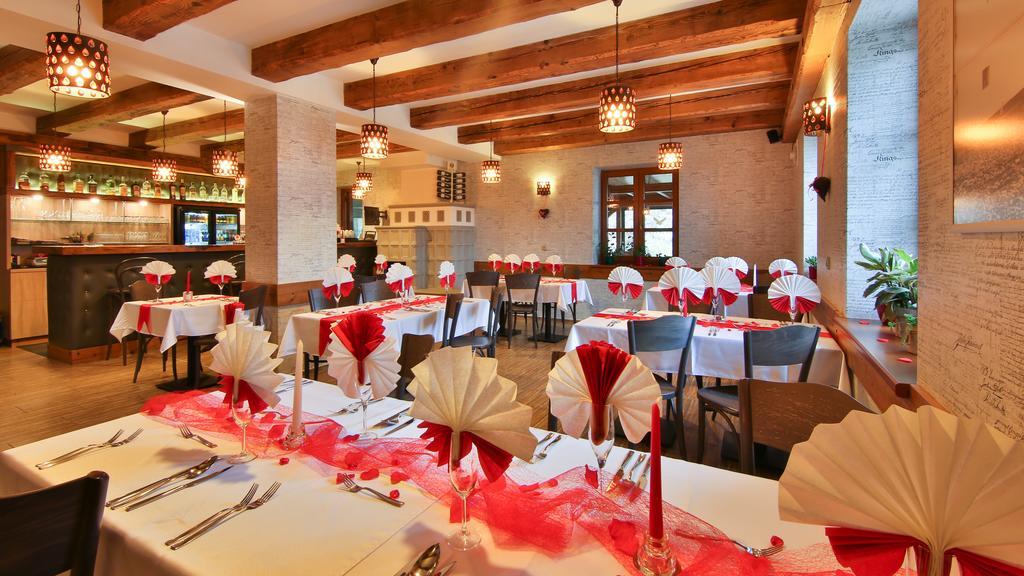 Restaurace A Penzion Bludovecek エクステリア 写真